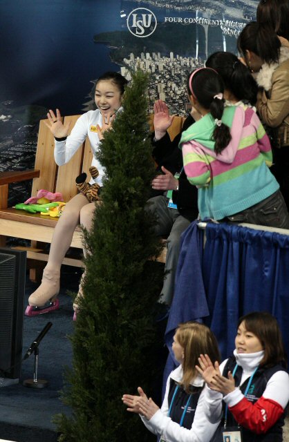 5일 오후 밴쿠버 퍼시픽 콜리시움에서 열린 2009 국제빙상경기연맹(ISU) 4대륙 피겨선수권대회에서 '피겨 퀸' 김연아가 싱글 쇼트프로그램를 마친 뒤 키스앤크라이존에서 점수를 확인하며 팬들에게 인사를 하고 있다 