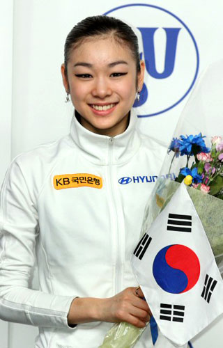 5일 오후 밴쿠버 퍼시픽 콜리시움에서 열린 2009 국제빙상경기연맹(ISU) 4대륙 피겨선수권대회 싱글 쇼트프로그램에서 우승한 김연아가 시상식 및 인터뷰를 마친 뒤 포즈를 취하고 있다. 