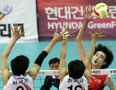 5일 수원실내체육관에서 벌어진 배구 V리그 LIG손해보험과 KEPCO45의 경기에서 LIG손보 이경수(뒤)가 KEPCO45 최석기, 최일규의 블로킹을 앞에 두고 살짝 볼을 넘기고 있다. 