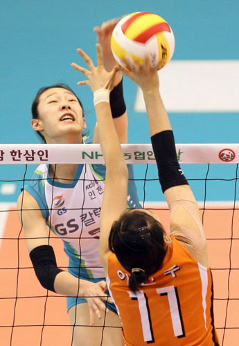 5일 대전 충무체육관에서 벌어진 2008-2009 프로배구 V리그 여자부 GS칼텍스-KT&G 경기에서 GS칼텍스 나혜원이 KT&G 이연주의 블로킹 벽을 앞에 두고 강타를 날리고 있다. 