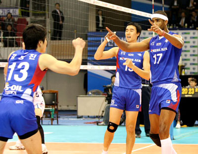 대한항공 선수들이 5일 대전 충무체육관에서 열린 2008-2009 프로배구 V리그 남자부 5라운드 삼성화재와 경기 4세트 공격에 성공한 뒤 기뻐하고 있다. 