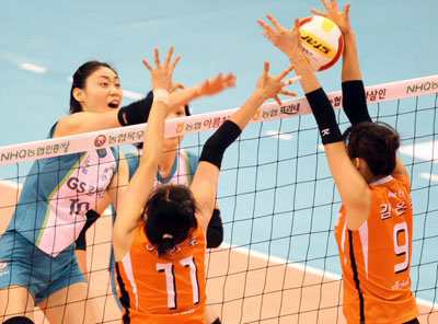 5일 대전 충무체육관에서 벌어진 2008-2009 프로배구 V리그 여자부 GS칼텍스-KT&G 경기에서 GS칼텍스 배유나가 KT&G 이연주, 김은영의 블로킹 벽을 앞에 두고 강타를 날리고 있다. 