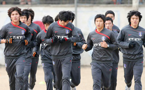 2010남아공월드컵아시아예선 이란전을 앞두고 6일 테헤란 라아한스타디움 보조구장에서 첫 훈련을 시작한 축구대표팀 선수들이 심박측정을 위해 그룹으로 나눠 달리기하고 있다. 