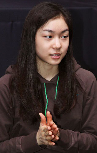 4대륙 피겨선수권대회에서 우승한 '피겨 퀸' 김연아가 8일 오전 밴쿠버 퍼시픽 콜리시움 프레스룸에서 외신 기자들과 인터뷰를 하고 있다. 