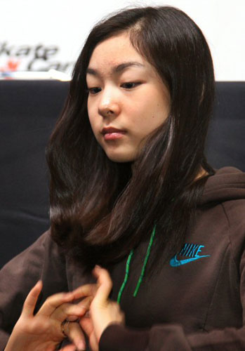 4대륙 피겨선수권대회에서 우승한 '피겨 퀸' 김연아가 8일 오전 밴쿠버 퍼시픽 콜리시움 프레스룸에서 외신 기자들과 인터뷰를 하고 있다. 