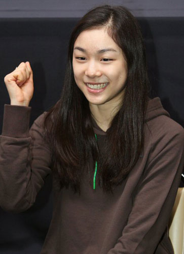 4대륙 피겨선수권대회에서 우승한 '피겨 퀸' 김연아가 8일 오전 밴쿠버 퍼시픽 콜리시움 프레스룸에서 외신 기자들과 인터뷰를 하고 있다. 