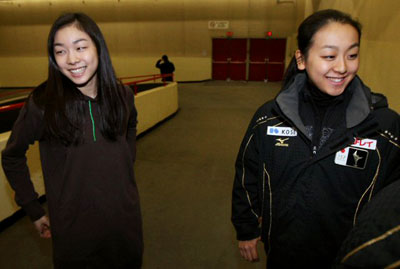  4대륙 피겨선수권대회에서 우승한 '피겨 퀸' 김연아가 8일 오전 밴쿠버 퍼시픽 콜리시움에서 열린 프리스케이팅 메달 시상식에서 아사다 마오와 만나자 멋쩍은 표정을 짓고 있다. 