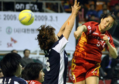   8일 서울 잠실 학생체육관에서 열린 2009 SK핸드볼큰잔치 벽산건설과 서울시청의 경기에서 벽산 문필희 선수가 강슛을 날리고 있다. 