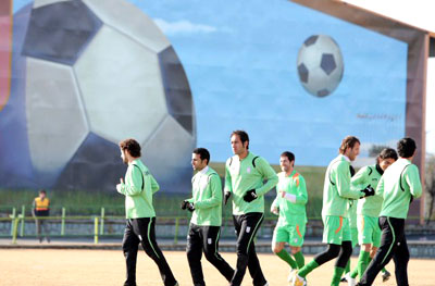2010남아공월드컵 아시아예선 한국전을 앞두고 8일 테헤란 이란축구대표팀 트레이닝센터에서 이란대표팀 선수들이 삼삼오오짝을 지어 달리며 몸을 풀고 있다. 
