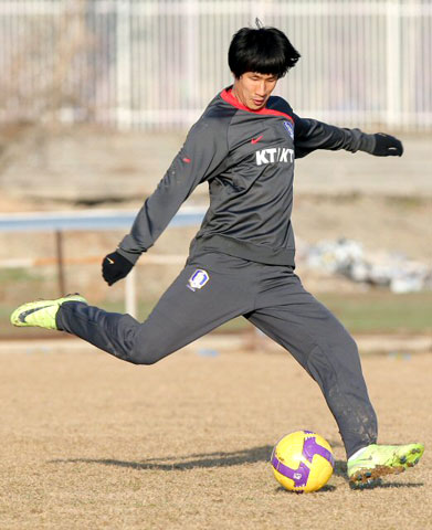 테헤란의 해발 1천 2백여미터 높이에 위치한 아자디스타디움 인근 이란축구대표팀트레이닝센터에서 8일 열린 축구대표팀훈련에서 정조국이 강 슛을 때리고 있다. 