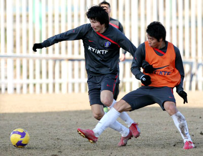 테헤란의 해발 1천 2백여미터 높이에 위치한 아자디스타디움 인근 이란축구대표팀트레이닝센터에서 8일 열린 축구대표팀훈련에서 강민수(왼쪽)가 드리블하자 이근호가 막아서고 있다. 