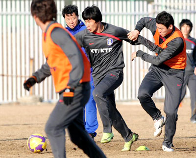 테헤란의 해발 1천 2백여미터 높이에 위치한 아자디스타디움 인근 이란축구대표팀트레이닝센터에서 8일 열린 축구대표팀훈련에서 정조국이 드리블하자 이정수(오른쪽)가 팔을 잡아당기며 막고 있다. 