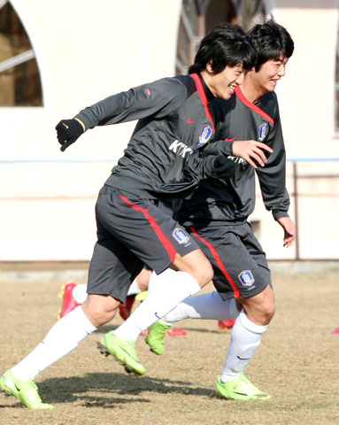 테헤란의 해발 1천 2백여미터 높이에 위치한 아자디스타디움 인근 이란축구대표팀트레이닝센터에서 8일 열린 축구대표팀훈련에서 이청용(왼쪽), 기성용이 2인 1조로 상대방의 몸을 밀며 달려가고 있다. 