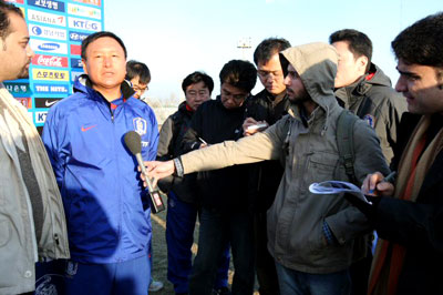 8일 테헤란 이란축구대표팀트레이닝센터에서 열린 축구대표팀훈련을 마친 뒤 허정무 감독이 이란 취재진과 기자회견하고 있다. 