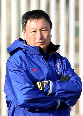 테헤란의 해발 1천 2백여미터 높이에 위치한 아자디스타디움 인근 이란축구대표팀트레이닝센터에서 8일 열린 축구대표팀훈련에서 허정무 감독이 선수들의 훈련을 지켜보고 있다. 