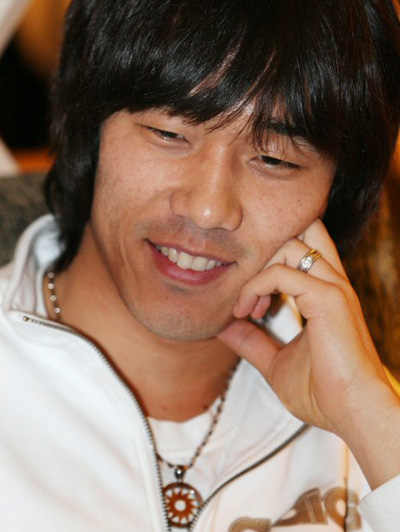   2010년 남아공월드컵 아시아예선 이란전을 앞두고 9일 테헤란 에스테그랄 그랜드 호텔에 도착한 박주영이 기자들의 질문에 답하며 미소짓고 있다. 