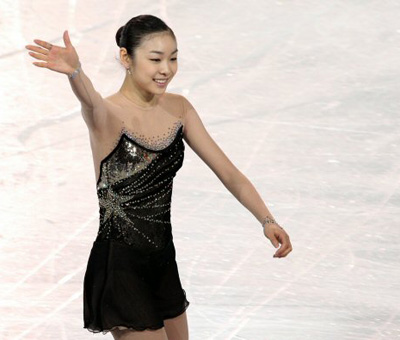 '피겨 퀸' 김연아가 9일 오전 밴쿠버 퍼시픽 콜리시움에서 열린 2009 국제빙상경기연맹(ISU) 4대륙 피겨선수권대회 갈라쇼에서 멋진 연기를 선보인 뒤 손을 들어 인사를 하고 있다. 
