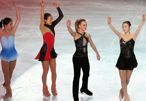  '피겨 퀸' 김연아가 9일 오전 밴쿠버 퍼시픽 콜리시움에서 2009 국제빙상경기연맹(ISU) 4대륙 피겨선수권대회 갈라쇼를 마친 뒤 조애니 로셰트, 아사다 마오와 함께 관중들에게 인사를 하고 있다. 