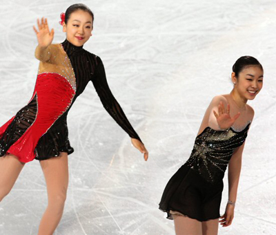  '피겨 퀸' 김연아가 9일 오전 밴쿠버 퍼시픽 콜리시움에서 2009 국제빙상경기연맹(ISU) 4대륙 피겨선수권대회 갈라쇼를 마친 뒤 참가 선수들과 함께 관중들에게 인사를 하고 있다. 