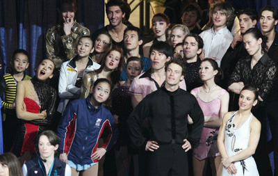   9일 오전 밴쿠버 퍼시픽 콜리시움에서 열린 2009 국제빙상경기연맹(ISU) 4대륙 피겨선수권대회 갈라쇼에서 김연아 등 참가 선수들이 식전 행사를 진켜보고 있다. 