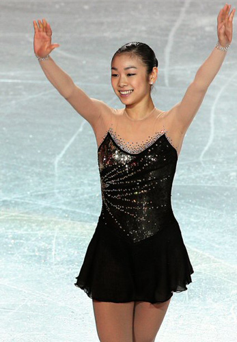 '피겨 퀸' 김연아가 9일 오전 밴쿠버 퍼시픽 콜리시움에서 열린 2009 국제빙상경기연맹(ISU) 4대륙 피겨선수권대회 갈라쇼에서 멋진 연기를 선보인 뒤 손을 들어 인사를 하고 있다. 