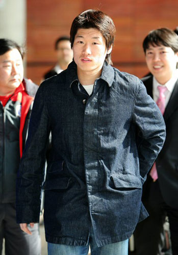 아시아월드컵예선 이란전을 앞두고 맨체스터 유나이티드 박지성이 9일 테헤란 호메이니 공항에 도착하고 있다. 