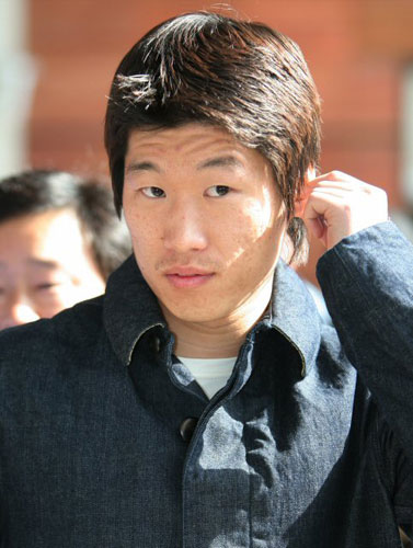 아시아월드컵예선 이란전을 앞두고 맨체스터 유나이티드 박지성이 9일 테헤란 호메이니 공항에 도착하며 머리를 매만지고 있다. 