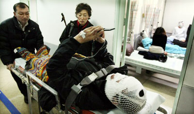정월대보름인 9일 오후 경남 창녕군 화왕산 정상에서 열린 억새태우기 행사에서 사고로 화상을 당한 등산객들이 병원 응급실로 옮겨지고 있다. 