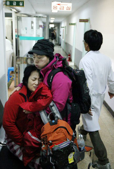정월대보름인 9일 오후 경남 창녕군 화왕산 정상에서 열린 억새태우기 행사에서 사고로 당한 등산객들이 병원 응급실에서 서로 부둥켜 안고 안정을 취하고 있다. 