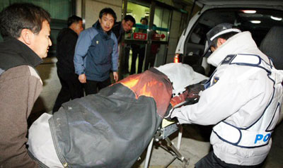 정월대보름인 9일 오후 경남 창녕군 화왕산 정상에서 열린 억새태우기 행사에서 사고로 숨진 등산객이 병원으로 옮겨지고 있다. 