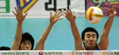 10일 수원실내체육관에서 벌어진 배구 V리그 대한항공과 KEPCO 45의 경기에서 대한항공 한선수(왼쪽)와 김형우가 KEPCO 45 이병주의 스파이크를 눈을 감고 블로킹하고 있다. 이날 경기에서 대한항공이 3(25-20, 25-13, 25-15)0으로 승리했다. 