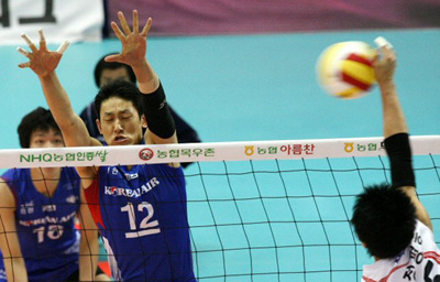 10일 수원실내체육관에서 벌어진 배구 V리그 대한항공과 KEPCO 45의 경기에서 대한항공 장광균(왼쪽)이 KEPCO 45 정평호의 스파이크를 홀로 블로킹하고 있다. 이날 경기에서 대한항공이 3(25-20, 25-13, 25-15)0으로 승리했다.
 