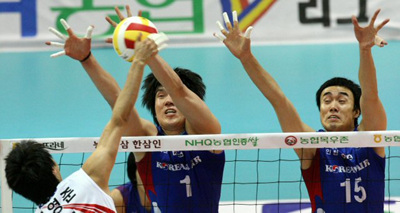 10일 수원실내체육관에서 벌어진 배구 V리그 대한항공과 KEPCO 45의 경기에서 대한항공 신영수(가운데), 김형우(오른쪽)가 KEPCO 45 이영준의 스파이크를 블로킹하고 있다. 이날 경기에서 대한항공이 3(25-20, 25-13, 25-15)0으로 승리했다.
 