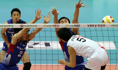 10일 수원실내체육관에서 벌어진 배구 V리그 대한항공과 KEPCO 45의 경기에서 KEPCO 45 정평호(앞)가 대한항공 한선수(왼쪽), 김형우의 블로킹을 앞에 두고 스파이크를 날리고 있다. 이날 경기에서 대한항공이 3(25-20, 25-13, 25-15)0으로 승리했다. 