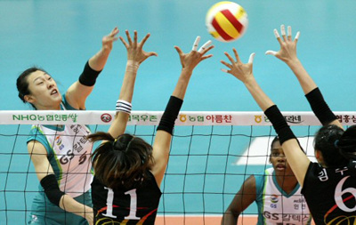 10일 수원실내체육관에서 벌어진 배구 V리그 GS칼텍스와 현대건설의 경기에서 GS칼텍스 나혜원(왼쪽)이 현대건설 한유미(가운데), 김수지의 블로킹을 앞에 두고 스파이크를 날리고 있다. 이날 경기는 GS칼텍스가 풀세트 듀스까지 가는 접전 끝에 3(25-18, 17-25, 25-20, 19-25, 18-16)2로 극적인 승리를 거뒀다. 