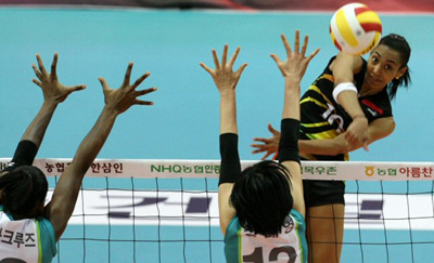 10일 수원실내체육관에서 벌어진 배구 V리그 GS칼텍스와 현대건설의 경기에서 현대건설 아우리(뒤)가 GS칼텍스 데라크루즈, 정대영의 블로킹을 앞에 두고 스파이크를 날리고 있다. 이날 경기는 GS칼텍스가 풀세트 듀스까지 가는 접전 끝에 3(25-18, 17-25, 25-20, 19-25, 18-16)2로 극적인 승리를 거뒀다. 