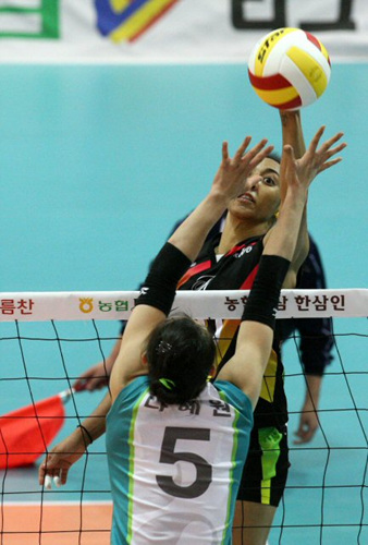 10일 수원실내체육관에서 벌어진 배구 V리그 GS칼텍스와 현대건설의 경기에서 현대건설 아우리(뒤)가 GS칼텍스 나혜원의 블로킹을 앞에 두고 오른손 대신 왼손으로 스파이크를 날리고 있다. 이날 경기는 GS칼텍스가 풀세트 듀스까지 가는 접전 끝에 3(25-18, 17-25, 25-20, 19-25, 18-16)2로 극적인 승리를 거뒀다. 