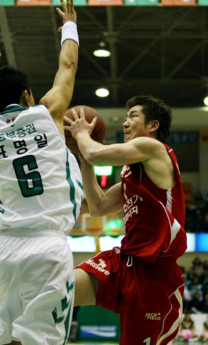10일 오후 원주치악체육관에서 열린 프로농구 원주 동부와 인천 전자랜드 경기에서 전자랜드 황성인이 수비를 피해 슛을 하고 있다. 