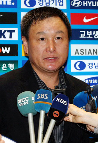 지옥의 이란 원정에서 값진 무승부를 거둬 7회 연속 월드컵 본선 진출 희망을 이어간 축구국가대표팀이 13일 오전 인천국제공항을 통해 귀국한 가운데 대표팀 허정무 감독이 기자들의 질문에 답하고 있다. 