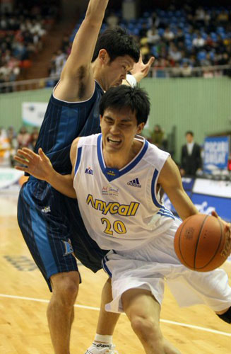 13일 서울 잠실체육관에서 열린 2008-2009 프로농구 서울 삼성과 전주 KCC와의 경기에서 삼성의 차재영이 KCC 추승균의 수비에 걸려 고전하고 있다. 