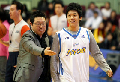 13일 서울 잠실체육관에서 열린 2008-2009 프로농구 서울 삼성과 전주 KCC와의 경기에서 시투자로 나선 2008 베이징 올림픽 배드민턴 혼합복식 금메달 리스트 국민남동생 이용대가 시투를 하기 위해 코트로 나오고 있다. 