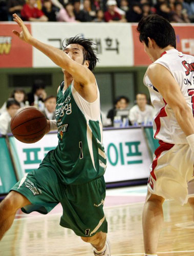 13일 대구실내체육관에서 열린 프로농구 대구 오리온스-원주 동부전에서 동부 이광재(1번)가 오리온스 이현준(13번)을 따돌리며 골밑 돌파를 시도하고 있다. 