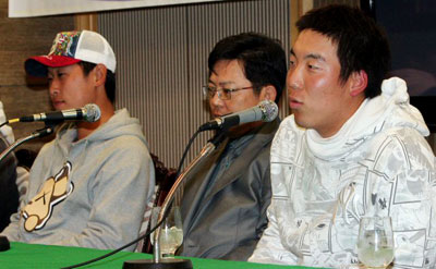 제2회 월드베이스볼클래식(WBC)을 앞두고 14일 서울 강남구 리베라호텔에서 열린 야구대표팀 기자회견에서 김현수가 거포보다는 정확한 타격에 중점을 두겠다며 소감을 밝히고 있다. 왼쪽부터 윤석민, 양상문 투수코치, 김현수. 