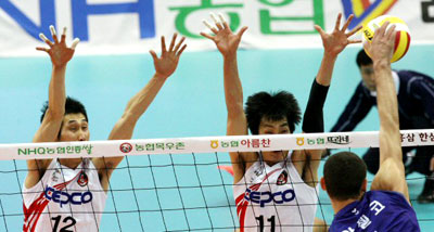 17일 수원실내체육관에서 벌어진 배구 V리그 삼성화재와 KEPCO 45의 경기에서 삼성화재 안젤코(앞)의 스파이크를 KEPCO 45 최귀동(왼쪽), 이병주가 실눈을 뜨고 블로킹하고 있다. 