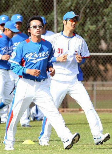   하와이 호놀룰루 센트럴 오아후 리저널파크에서 전지훈련 중인 월드베이스볼클래식(WBC) 대표팀 선수들이 18일 오전(한국시간) 런닝으로 가볍게 몸을 풀고 있다. 