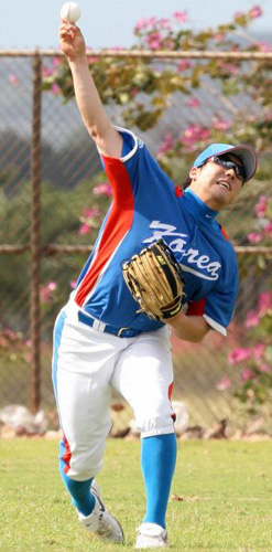  월드베이스볼클래식(WBC) 대표팀의 외야수 김현수가 18일 오전(한국시간) 하와이 호놀룰루 센트럴 오아후 리저널파크 훈련장에서 수비훈련을 하고 있다. 