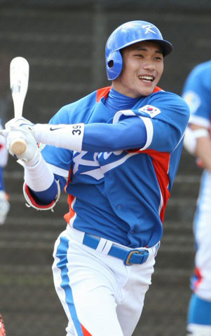  19일 오전 미국 하와이 호놀룰루 센트럴 오아후 리저널파크에서 열린 WBC 야구 대표팀-한화 이글스 연습경기에서 대표팀 이종욱이 타격을 하고 있다. 