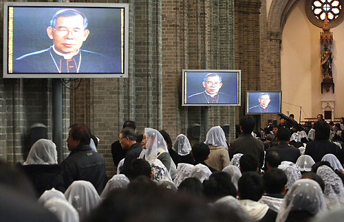 22일 서울 명동성당에서 열린 故 김수환 추기경 추모미사에서 성당안으로 들어가지 못한 신자 및 시민들이 미사를 하고 있다. 