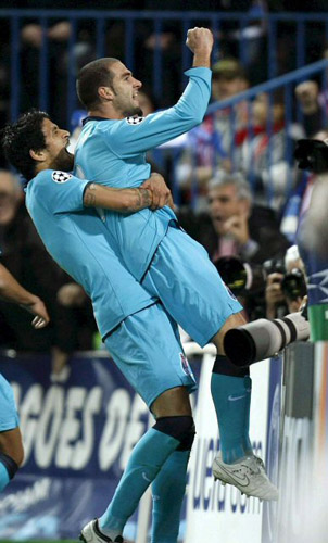 25일(한국 시간) 스페인 마드리드의 비센테 칼데론 경기장에서 열린 UEFA 챔피언스리그 16강 1차전 아틀레티코 마드리드와 FC 포르투의 경기에서 포르투 리산드로 로페즈가 골을 넣고 기뻐하고 있다. 