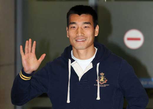 25일 오후 잉글랜드 프로축구 프리미어리그 위건 애슬레틱에서 뛰게 된 조원희가 취업비자를 받기위해 인천국제공항으로 귀국하며 손을 흔들고 있다. 
 